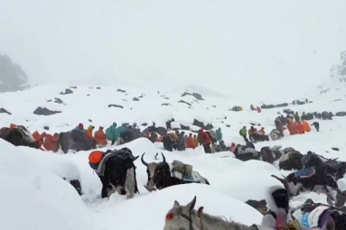 More than 1000 stranded near Mount Everest because of Snow Storm