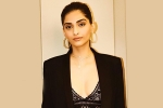 Sonam Kapoor hot, Sonam Kapoor latest, sonam flaunts off her curves, Fashion icon