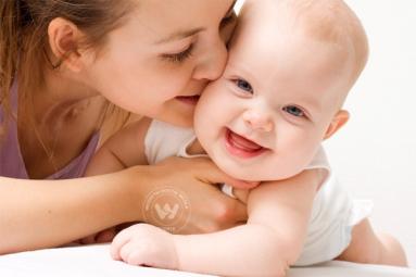 Six signs of your baby’s love },{