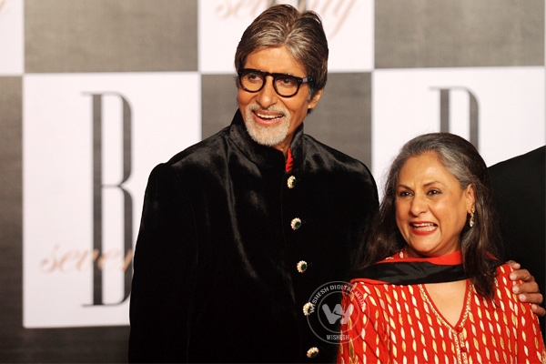 Jaya Bachchan smooches Amitabh Bahchan in public},{Jaya Bachchan smooches Amitabh Bahchan in public