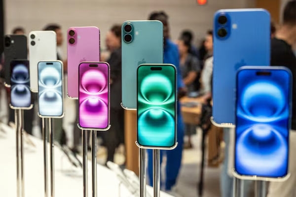 Tariff Fear: Apple Customers rush to buy iPhones